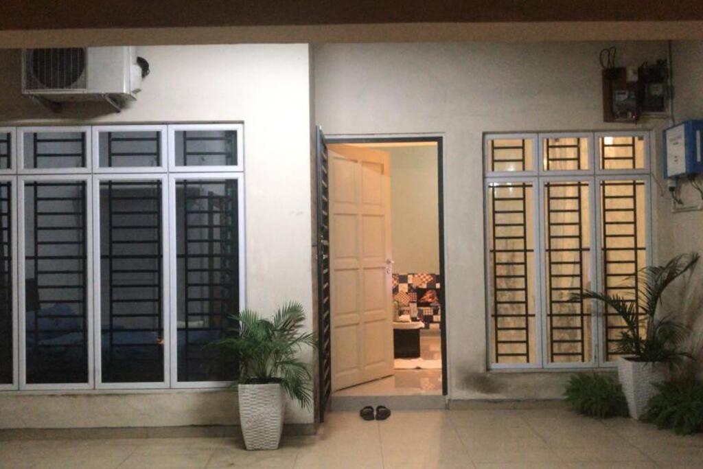 Terrace House Near Stulang Laut Ciq Midvalley Ksl For 7pax * Johor Bahru