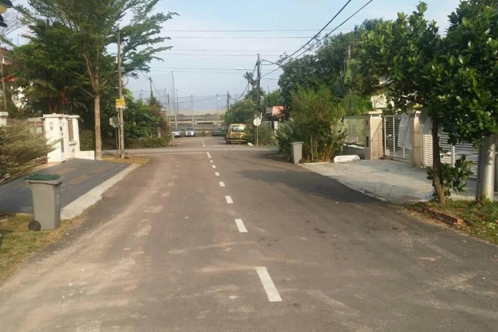 Terrace House Near Stulang Laut Ciq Midvalley Ksl For 7pax Holiday home Johor Bahru