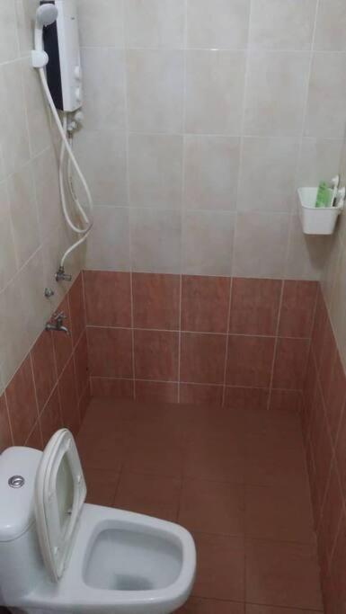 Terrace House Near Stulang Laut Ciq Midvalley Ksl For 7pax Johor Bahru