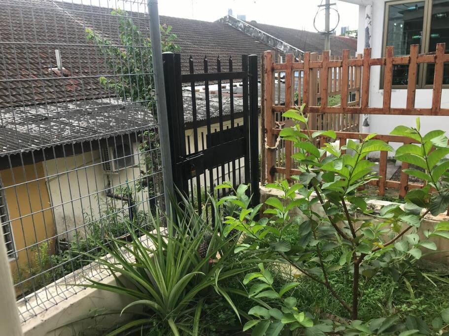 Holiday home Terrace House Near Stulang Laut Ciq Midvalley Ksl For 7pax *