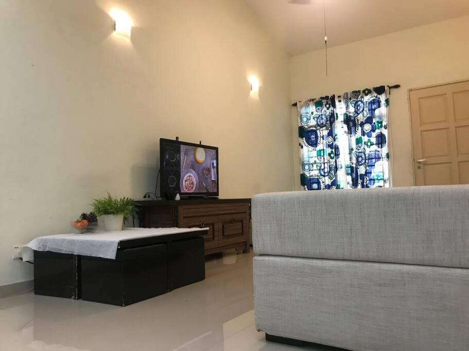 Terrace House Near Stulang Laut Ciq Midvalley Ksl For 7pax Holiday home