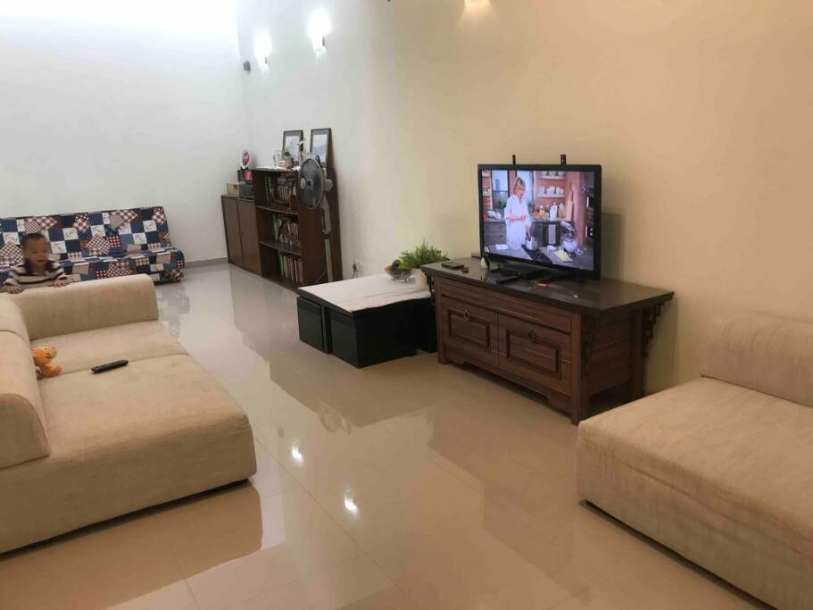 Terrace House Near Stulang Laut Ciq Midvalley Ksl For 7pax Holiday home Johor Bahru