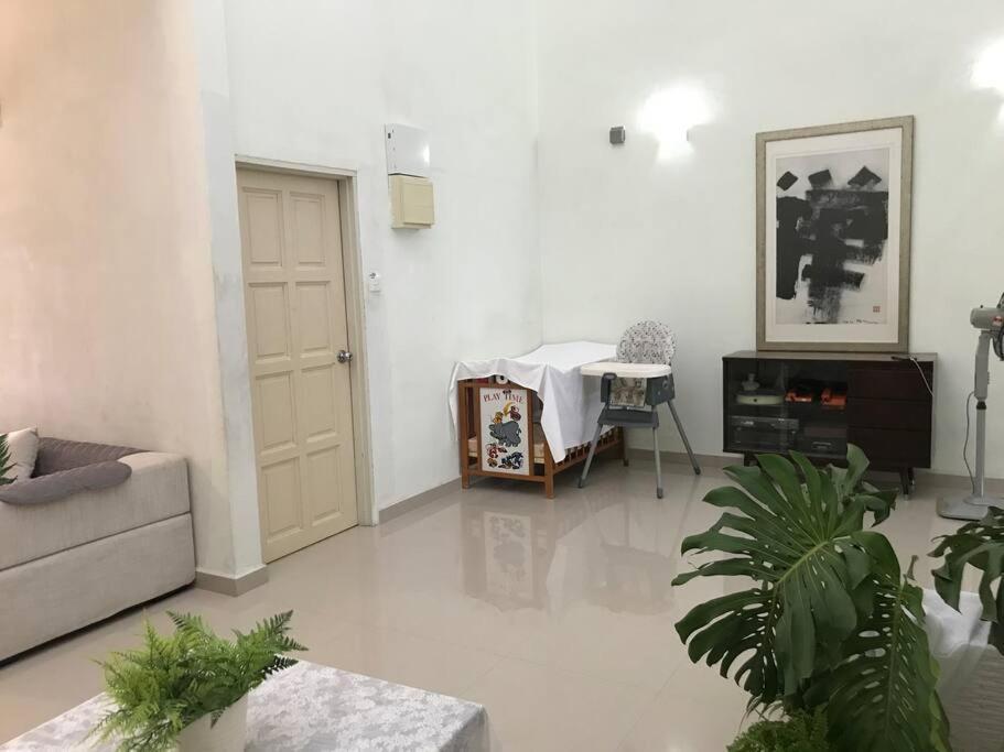 Terrace House Near Stulang Laut Ciq Midvalley Ksl For 7pax *