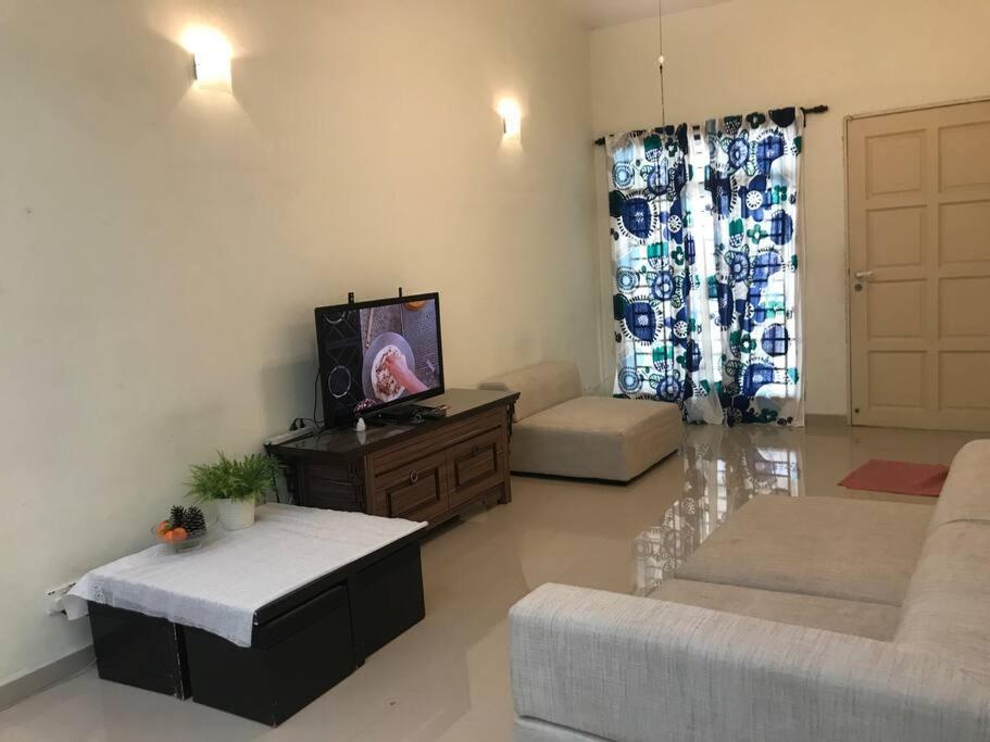 Terrace House Near Stulang Laut Ciq Midvalley Ksl For 7pax Holiday home Johor Bahru