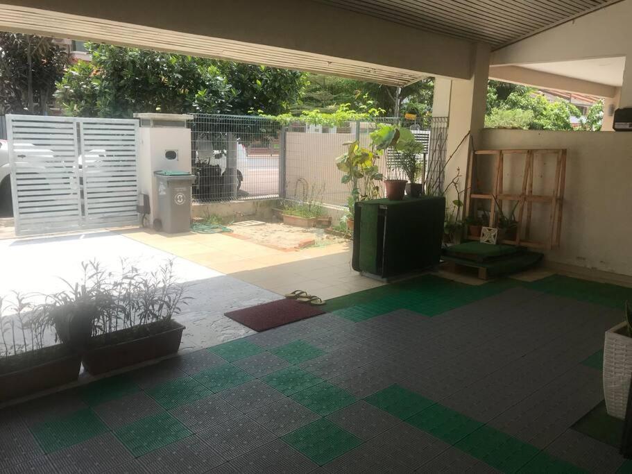 Holiday home Terrace House Near Stulang Laut Ciq Midvalley Ksl For 7pax